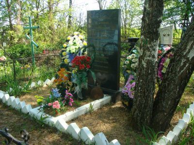 Братская могила 5 советских воинов, погибших в 1943 г. в боях с немецко-фашистскими захватчиками