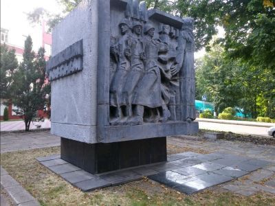 Памятный знак, установленный в честь героических подвигов комсомольцев-курян в годы Великой Отечественной войны 1941-1945 гг.