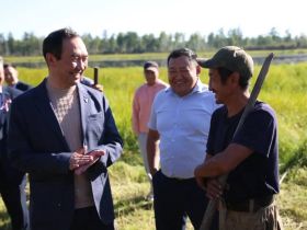 Глава Якутии встретился с сенокосчиками в Сунтарском улусе