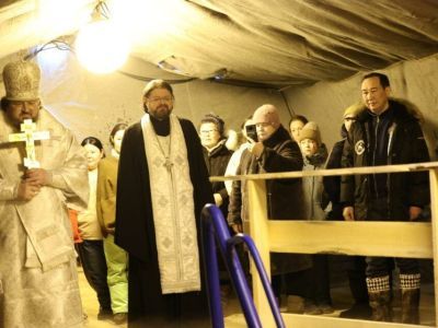 Глава Якутии принял участие в крещенских купаниях на реке Лене в Якутске