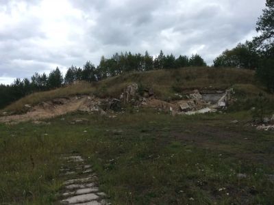 Памятный знак на месте, где находился командный пункт Эстонского корпуса Советской армии, откуда  25.07.1944 г. был дан сигнал о наступлении советских войск для освобождения Советской Эстонии. У старой сосны сохранился камень-валун, на котором установлена