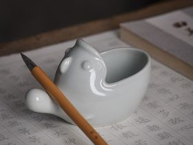 Тушечница с держателем для кисти "Рыба с большим ртом" цвет: бледно-голубой