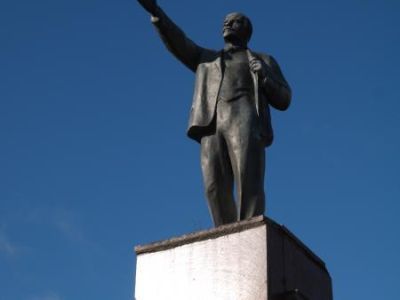 Памятник В. И. Ленину. 1963 г. Скульптор неизвестен. Бронза