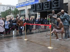 В сквере ТАСС открыли скульптурную композицию "Российские журналисты"