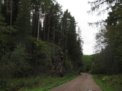 Дорога от скита Всех Святых к монастырю с придорожным знаком на скале