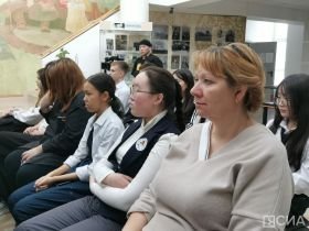 Писатель Валентин Егоров представил школьникам издания «ZOV Победы» и «Белая книга Памяти»