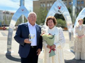 Большой семейный вальс станцевали на площади Республики в Якутске