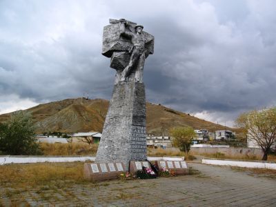 Братская могила советских воинов
