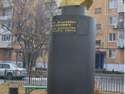 Памятник В.А. Васяновичу - строителю и первому начальнику порта Восточный