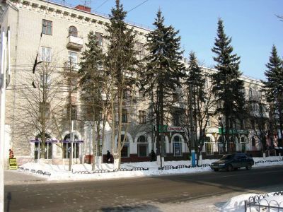 Угловой многоквартирный дом с магазинами