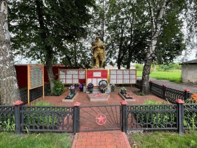 Братская могила воинов Советской Армии, погибших в период Великой Отечественной войны. Захоронено и установлено фамилии 30-ти человек. Скульптура установлена в 1959 году