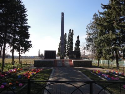 Братская могила советских воинов, погибших в боях с фашистскими захватчиками