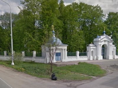 Ограда с воротами и башнями