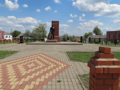 Братская могила советских воинов, погибших в боях с фашистскими захватчиками в 1943 году. Захоронено 49 человек, имена установлены. Скульптура советского воина