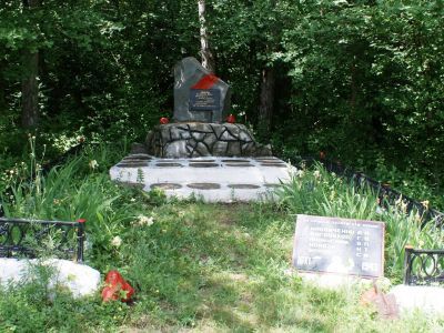 Братская могила партизан