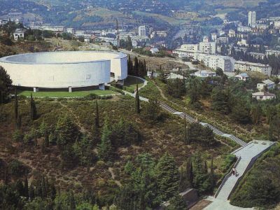 Мемориальный комплекс в честь героев гражданской и Великой Отечественной войн (архитекторы В.А.Петербуржцев, А.В.Степанов, А.А.Попов)