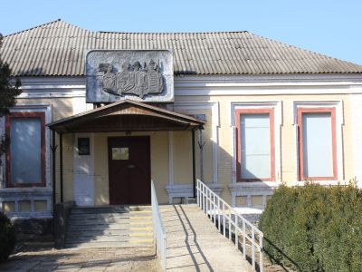 Здание, где К.Е. Ворошиловым, О.И. Городовиковым, Е.И. Щеденко, С.М. Буденным был решен вопрос о проведении в станице Кущевской 26 апреля 1920 г. третьей партконференции 1-й Конной Армии. Здесь в годы Великой Отечественной войны размещался госпиталь