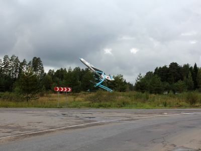 Памятник-самолет в честь авиаторов, защищавших Ленинград и г. Тихвин в годы Великой Отечественной войны