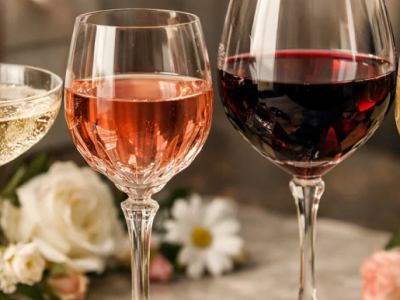 Вино к 8 Марта: ароматы цветов, сладкие ноты и кино в бокале