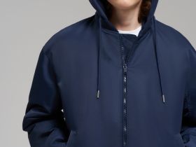 Утепленный бомбер с капюшоном и водоотталкивающей пропиткой