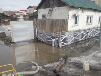 Работу по откачке воды с подтопленных дворов усилят в Мюрюнском наслеге Усть-Алданского района