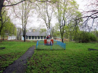 Братская могила с захоронением воинов, погибших в период Великой Отечественной войны 1941-1945 гг.