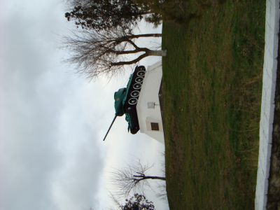 Танк Т-34, установленный в честь воинов-танкистов, принимавших участие в освобождении Темрюкского района от фашистских захватчиков