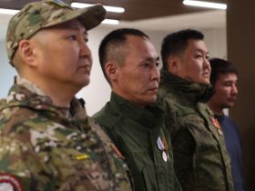 Нагрудные знаки добровольцев вручили участникам СВО в Якутии