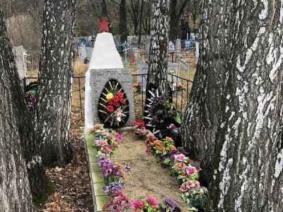 Братская могила воинов Советской Армии, погибших в январе 1943 года. Захоронено 76 человек, установлено фамилий на 19 человек. Скульптура установлена в 1967 году