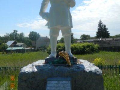 Памятник со скульптурой партизана расстрелянным партизанам и мирным жителям