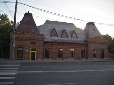 Одноэтажное каменное здание