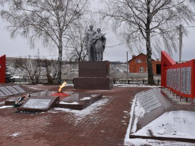 Братская могила советских воинов, погибших в боях с фашистскими захватчиками в 1943 году. Захоронено 574 человека, имена установлены. Скульптура советского воина