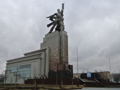 Скульптура «Рабочий и колхозница»