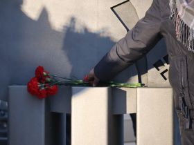 В Якутске открыли сквер со стелой памяти музыканта Айыы Уола