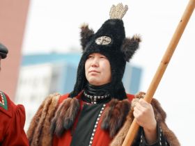 В Якутске возложили цветы к памятнику Платону Ойунскому