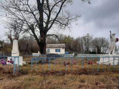 Братская могила воинов Советской Армии, погибших в феврале 1943 г. Захоронено 24 человека, установлено фамилий на 17 воинов. Скульптура установлена в 1967 году.