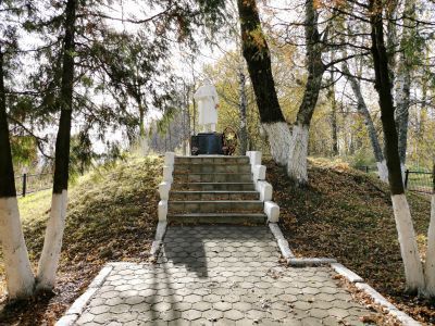 Братская могила советских воинов