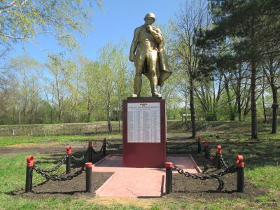 Памятник воинам, погибшим в Великой Отечественной войне 1941-1945 гг. Фигура солдата с автоматом высотой 5 м. Мемориальные плиты с именами погибших. Сооружен из железобетона