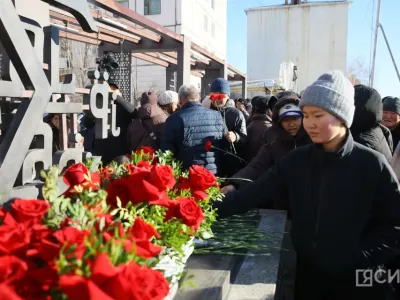 Якутяне возложили цветы к памятнику выдающемуся педагогу Михаилу Алексееву