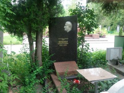 Могила В.У. Полуденного, заслуженного строителя РСФСР