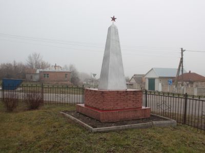 Братская могила красноармейцев, погибших в годы гражданской войны. Обелиск