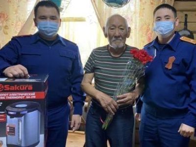 Сотрудники следственного управления СК России Якутии навестили ветеранов
