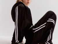 Чёрное худи на молнии из велюра с лампасами Глория Джинс