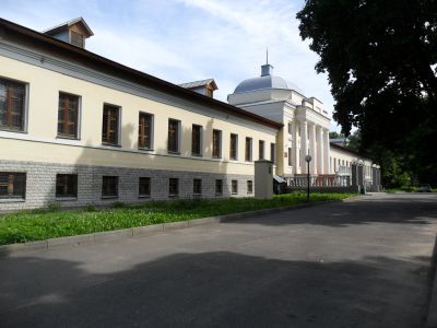 Белый корпус городской больницы