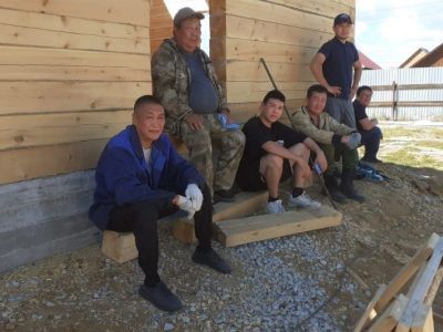 Сотрудники Якутской кадетской школы помогли участнику СВО в строительстве дома