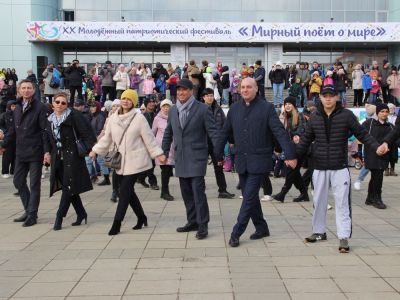 Молодежный фестиваль "Мирный поет о мире" открылся в День Республики