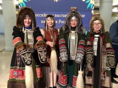 Якутские мастера представили костюмы на выставке «Нарядная Россия»