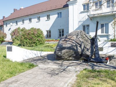 Мемориальный камень в честь 25-летия Балтийска в память о героях штурма города Пиллау