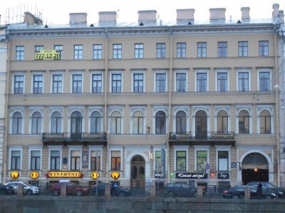 Дом, где жили: в 1837 г. актриса Асенкова Варвара Николаевна, до 1843 г. издатель Краевский Андрей Александрович (кв. 47), в 1842-1846 гг. революционный демократ, писатель и литературный критик Белинский Виссарион Григорьевич (кв. 55, 48, 47, 43)
