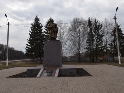Одиночная могила советского солдата, погибшего в боях с фашистскими захватчиками имя его не установлено. Скульптура советского  воина